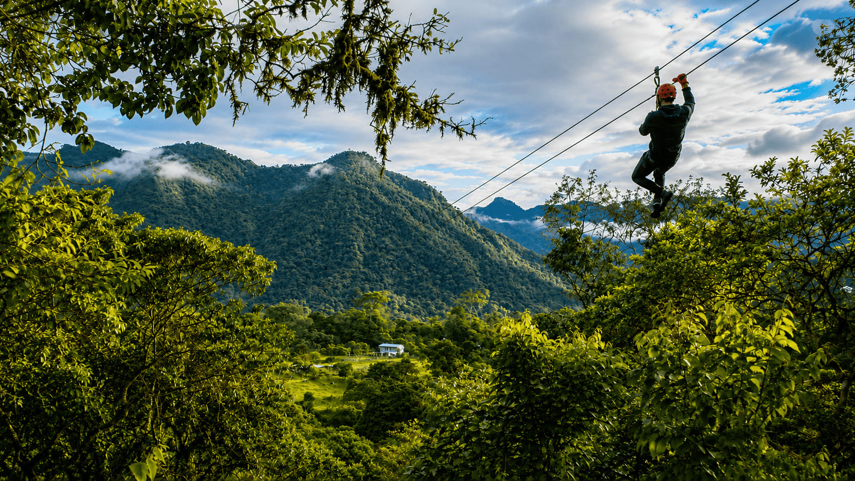 Canopy sobre el paisaje verde de Mindo, Ecuador