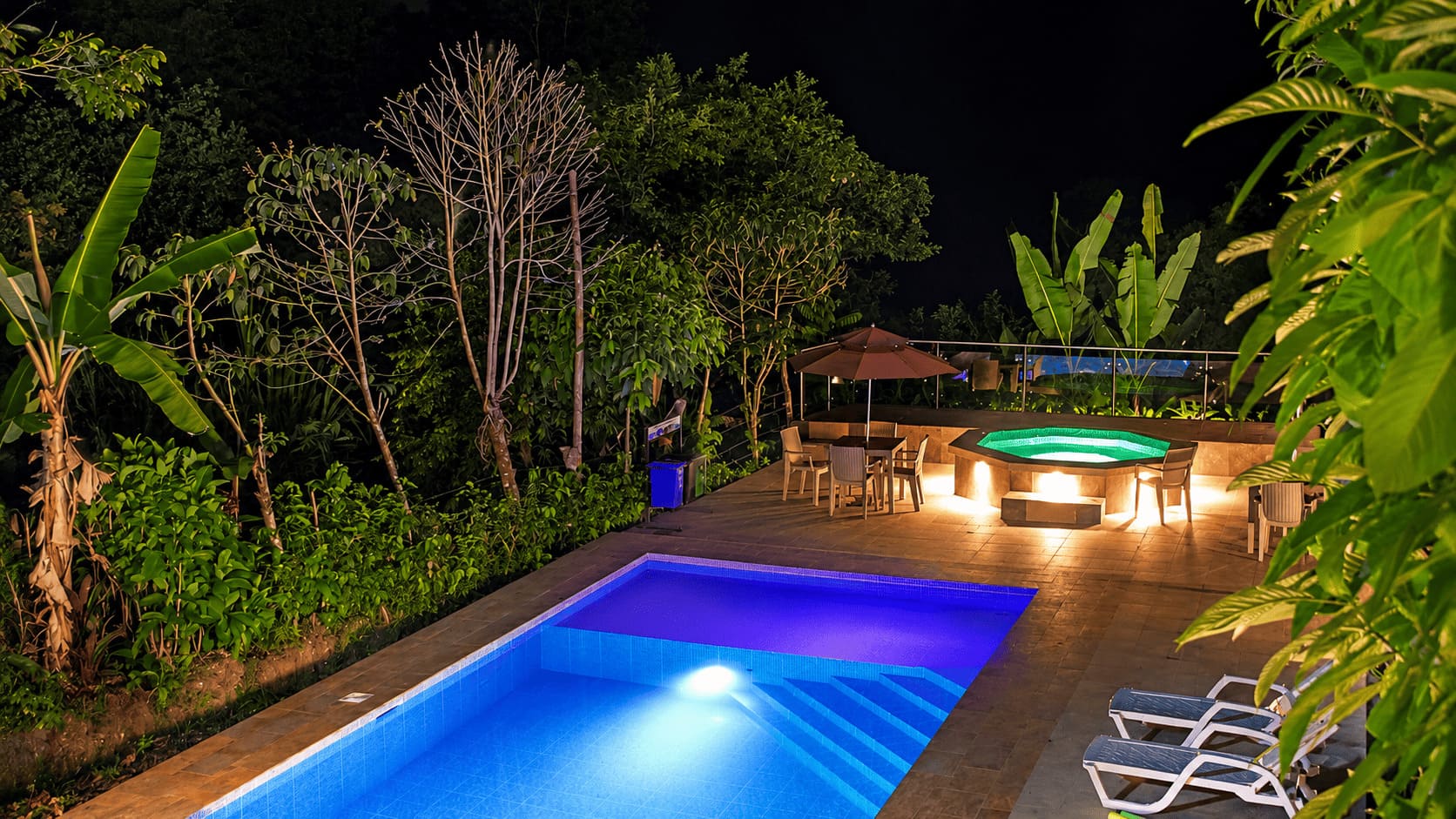 Piscina y jacuzzi de Hostería Los Cedros de Mindo rodeados de vegetación
